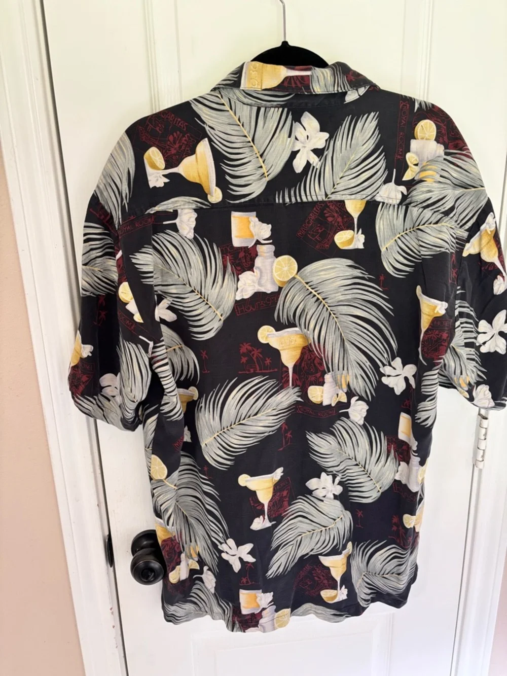 Kahala Men’s Large Camp Shirt 100% Silk Black Tropical Cocktail Print Hawaiian - Picture 2 of 5